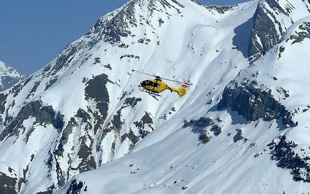 Wie de komende weken gaat wandelen in de Alpen of Pyreneeën, moet oppassen. In de bergen ligt nog veel sneeuw, vooral boven een hoogte van 1500 meter.  Beeld EPA