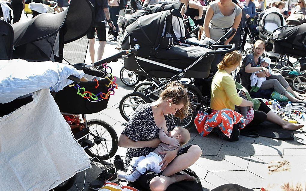 Deense vrouwen geven borstvoeding op het plein voor het stadhuis in Kopenhagen. Foto EPA