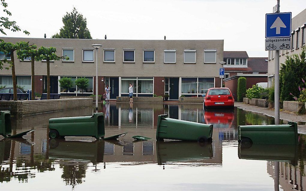 Delen van Enschede staan onder water na hevige regenval. Op veel plaatsen in Overijssel zijn kelders en tunnels ondergelopen, staan straten blank en zijn putdeksels van hun plaats gespoeld. ANP