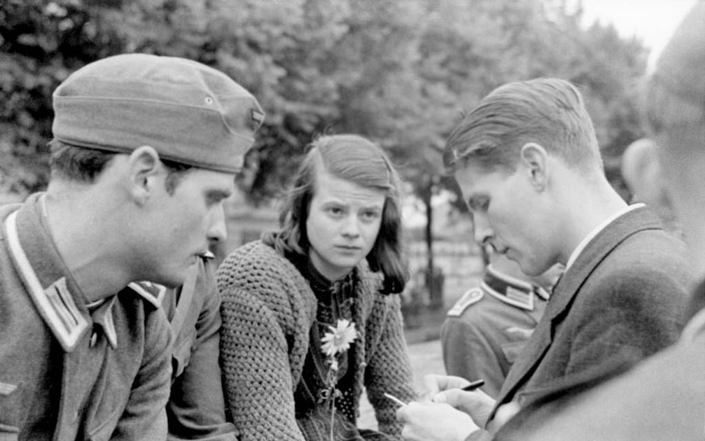 V.l.n.r. Hans Scholl (1918), zijn zus Sophie Scholl (1921) en Christoph Probst (1919). Op 23 februari 1943 werden deze drie leden van de –christelijke– Duitse verzetsgroep de Weisse Rose geëxecuteerd. Beeld akg-images, Wittenstein