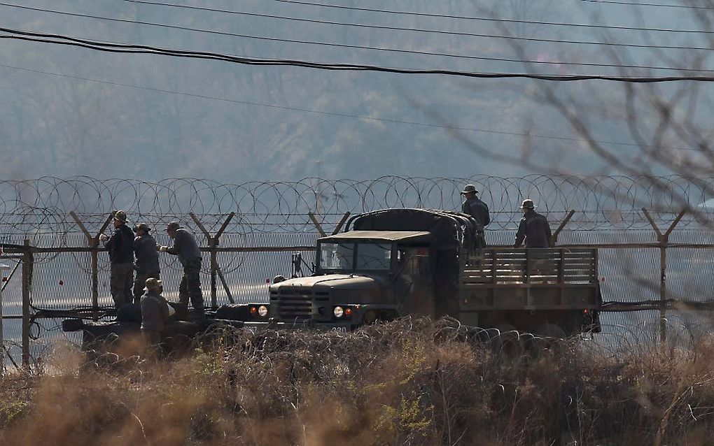 Noord-Koreaanse soldaten bij de gedemilitariseerde zone tussen Noord- en Zuid-Korea. Beeld EPA