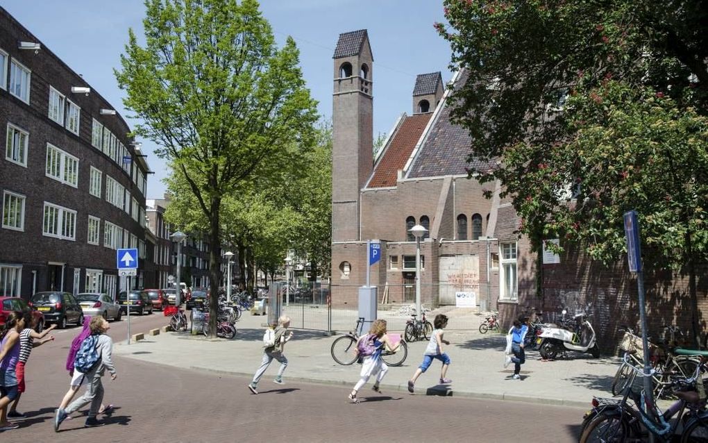 AMSTERDAM. De verpauperde Chassékerk in Amsterdam wordt verbouwd tot dansschool, hotel en grand café, maar een deel van de buurt is hier fel tegen. Eigenaar Balkissoon ziet er juist zijn levenwerk in „Ik wil op aarde iets moois nalaten.” Beeld RD