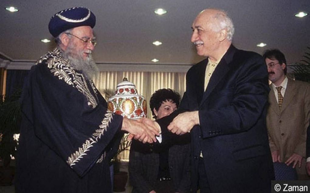 Gulen met een christelijke geestelijke. Foto Zaman