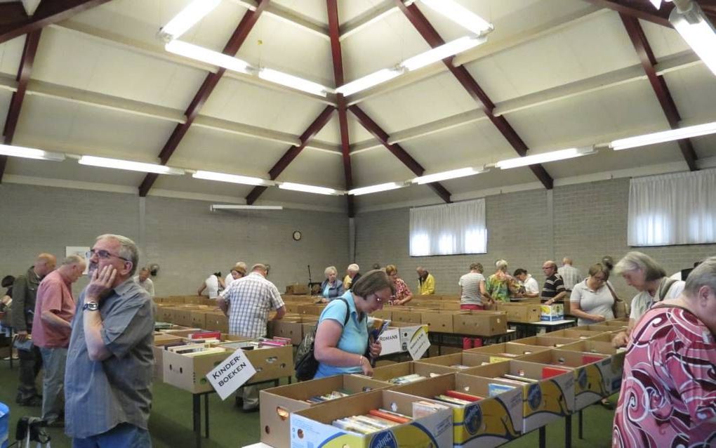 LEERDAM. In Leerdam is afgelopen weekend de negende editie van de boekenmarkt begonnen. Er worden onder meer kinderboeken, streekromans en thrillers verkocht. De opbrengst is voor aidsweeskinderen. Beeld Jan Willem Versluis