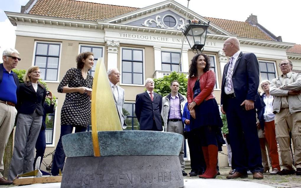 KAMPEN. Op de Koornmarkt in Kampen werd maandag een zonnewijzer onthuld. V.l.n.r. rond het monument: kunstenares Gera van der Leun, PThU-bestuursvoorzitter Henk van der Sar, wethouder Janita Tabak en burgemeester Bort Koelewijn van Kampen. Beeld Dick Vos