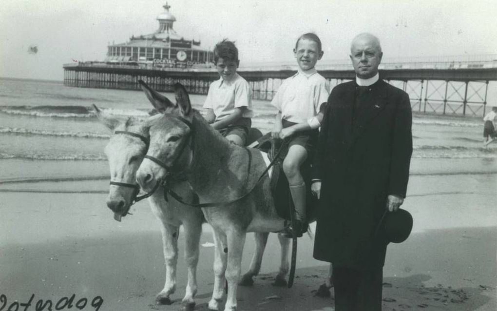 Prof. Wisse met twee kleinkinderen op het strand van Scheveningen. Beeld RD