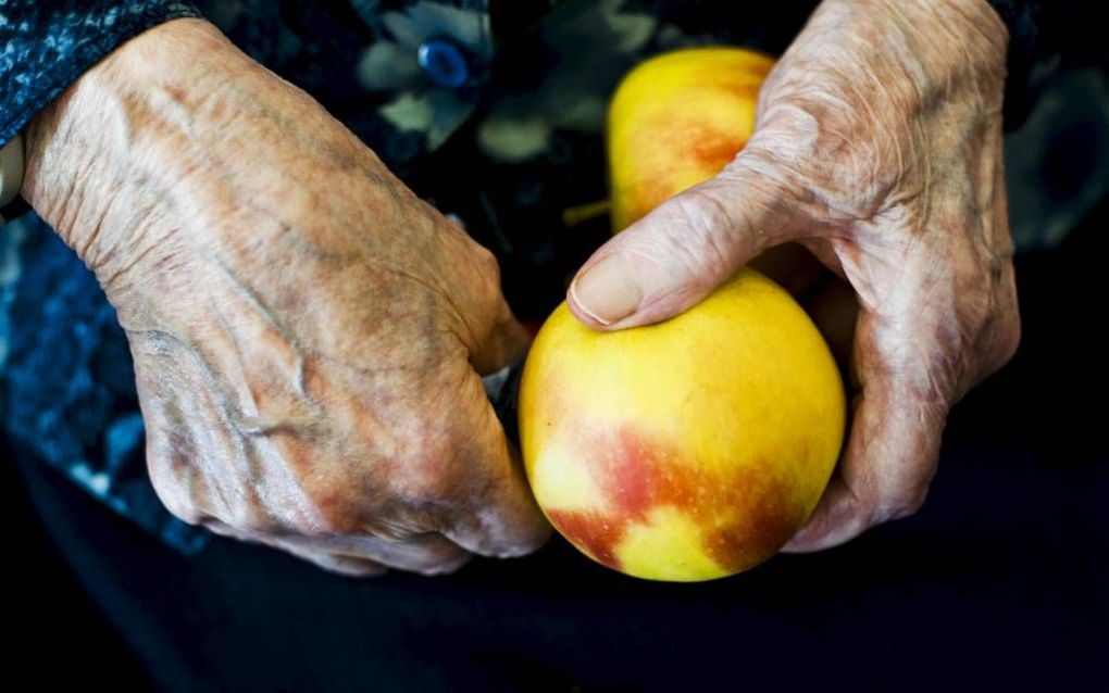 Een aanzienlijk deel van de ouderen is ondervoed. Het probleem speelt zowel thuis als in verpleeg- en verzorgingshuizen. Zeker bij dementie is het belangrijk dat mantelzorgers en verzorgenden in de gaten houden hoeveel iemand eet en drinkt. beeld ANP