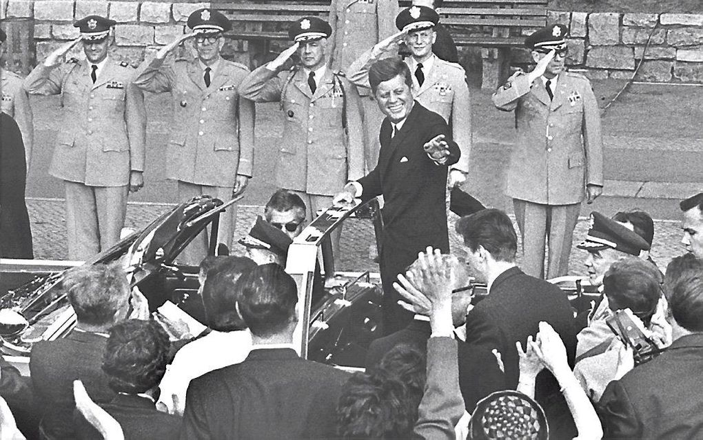 President John F. Kennedy na zijn toespraak op 26 juni 1963. Foto EPA