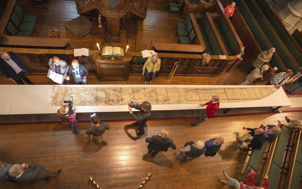 GOUDA. Vier zwart-wittekeningen van de wereldberoemde gebrandschilderde ramen van de Goudse Sint-Janskerk werden maandag opgemeten voor een poging om in het Guinness Book of Records te komen. Alle werktekeningen achter elkaar vormen een striptekening van 