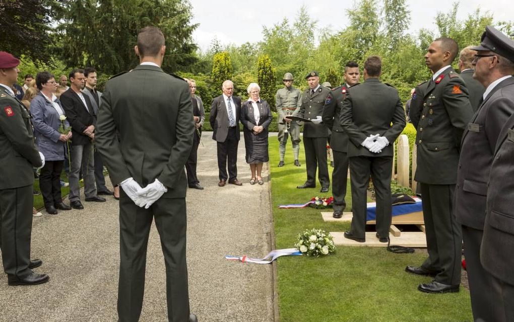 Soldaat Jan de Ridder werd woensdag herbegraven op de Grebbeberg in Rhenen. De Achterbergse soldaat sneuvelde op 16 mei 1940, waarschijnlijk door Franse kogels. Op de achtergrond in het midden staat zijn oomzegger Jan de Ridder (77). Beeld André Dorst