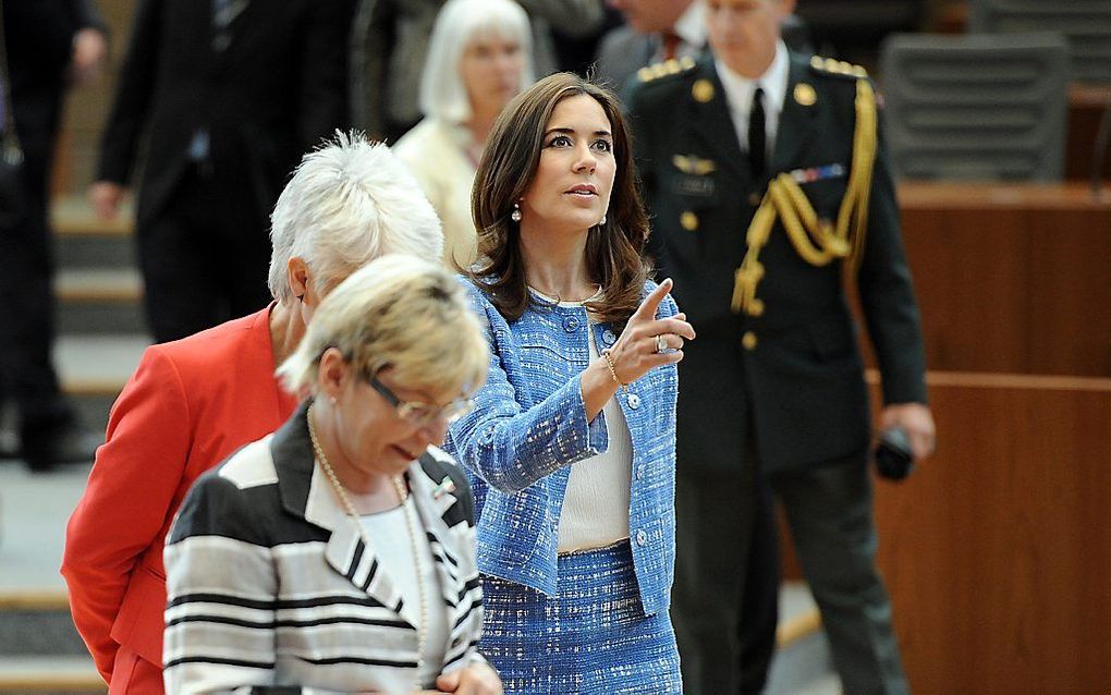 President van het parlement in Noordrijn Westfalen Carina Goedecke leidt de Deense prinses Mary rond in de plenaire zaal van het parlement in Dusseldorf. Foto EPA