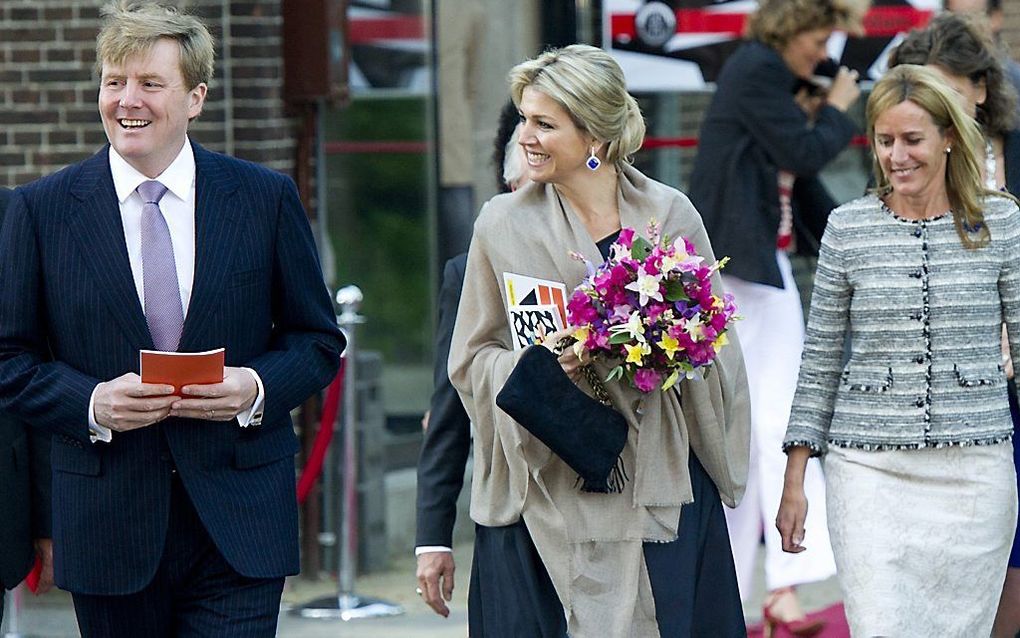 Koning Willem-Alexander en koningin Maxima tijdens de opening van het Holland Festival. Rechts de nieuwe hofdame Pien van Karnebeek-Thijssen. beeld ANP