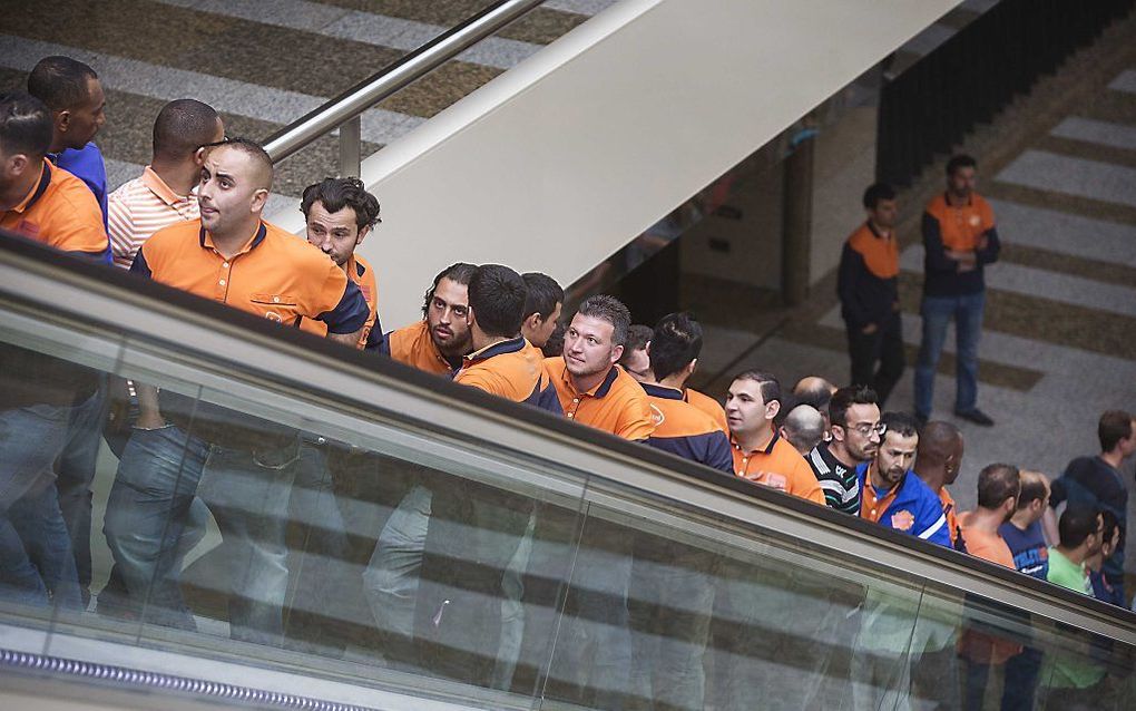 Stakende koeriers van PostNL zijn onderweg naar de Tweede Kamer, waar een algemeen overleg over de postmarkt plaats vindt. De stakers willen dat er een einde komt aan de volgens hen voortdurende loondumping door PostNL. beeld ANP