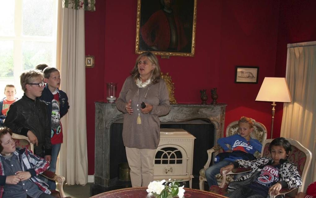 Groep 6 en 7 van basisschool Prins Willem-Alexander werden donderdag door bewoonster Alexandra van Dedem rondgeleid op Kasteel Ophemert. Beeld André Bijl