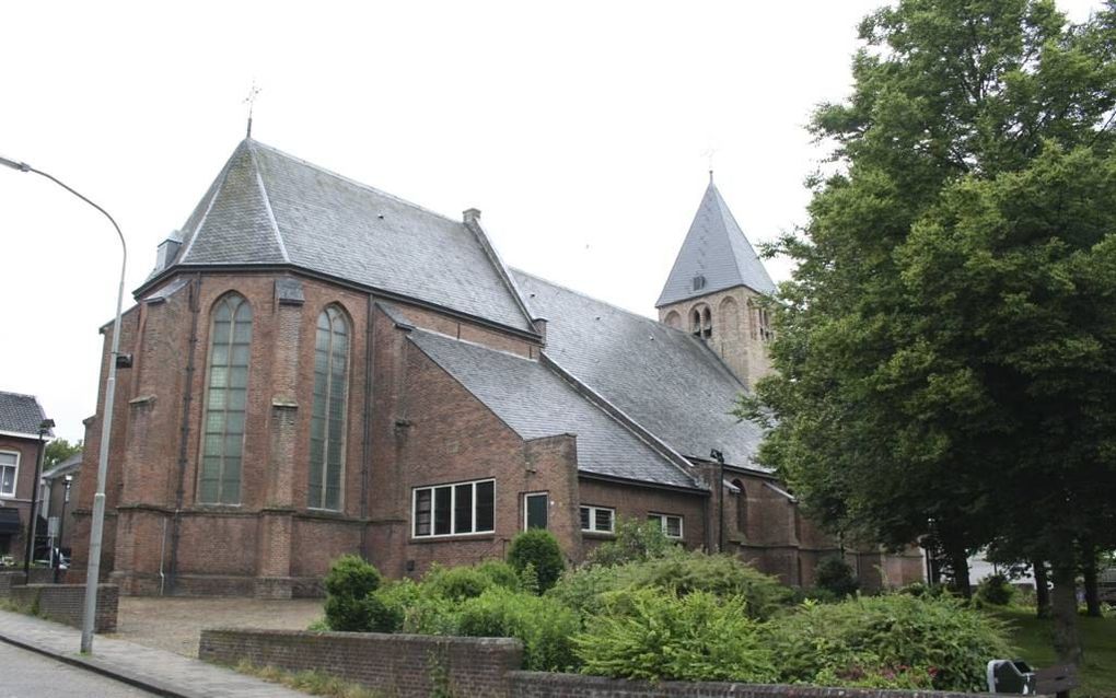 De achter- en zijkant van de hervormde Centrumkerk in Geldermalsen. Aan deze zijde moet uitbreiding komen. Het college van B en W wil wel, maar de gemeenteraad is tegen. Beeld André Bijl