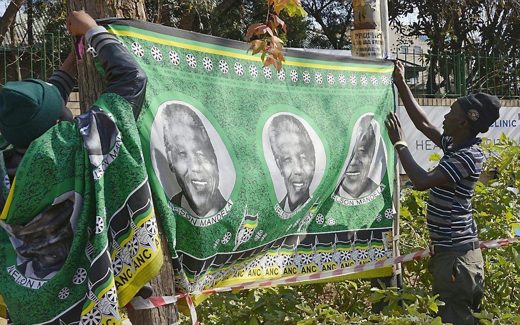 De Amerikaanse president Barack Obama prees zaterdag de „morele moed” van Nelson Mandela. Beeld EPA