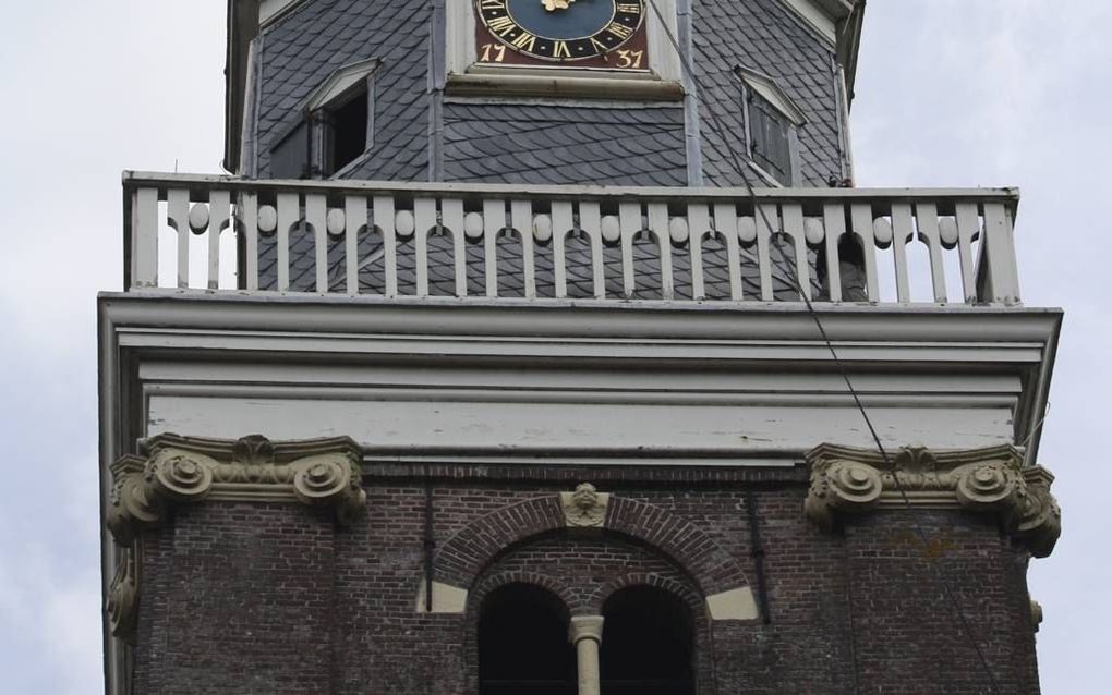 OLDEBOORN. Obe Kuiper daalt als torenmeter af van de bijna 40 meter hoge kerktoren in het Friese Oldeboorn. Met deze spectaculaire act opende zaterdag Tsjerkepaad 2013. Beeld Tsjerkepaad