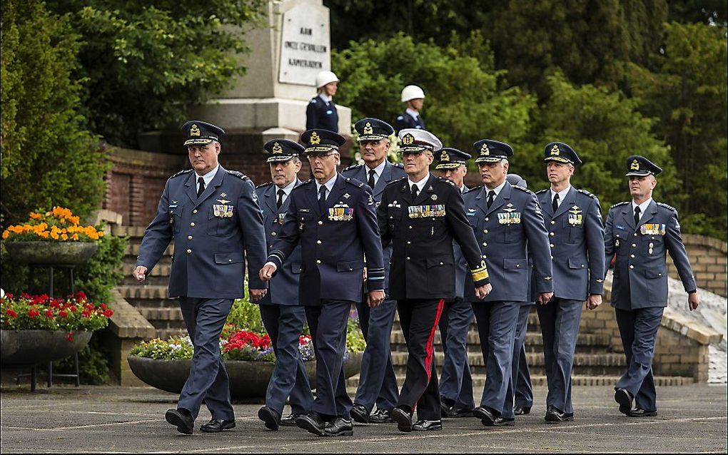 Officieren lopen in het defile na afloop van de herdenking van de gevallenen in het laatste kalenderjaar. Foto ANP