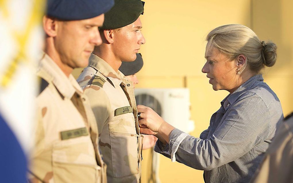 Jeanine Hennis-Plasschaert tijdens haar bezoek aan de afsluitende ceremonie van de Nederlandse politietrainingsmissie in Kunduz, Afghanistan. De minister van Defensie heeft de militairen bedankt voor het werk dat zij hebben verricht. De terugtrekking van 