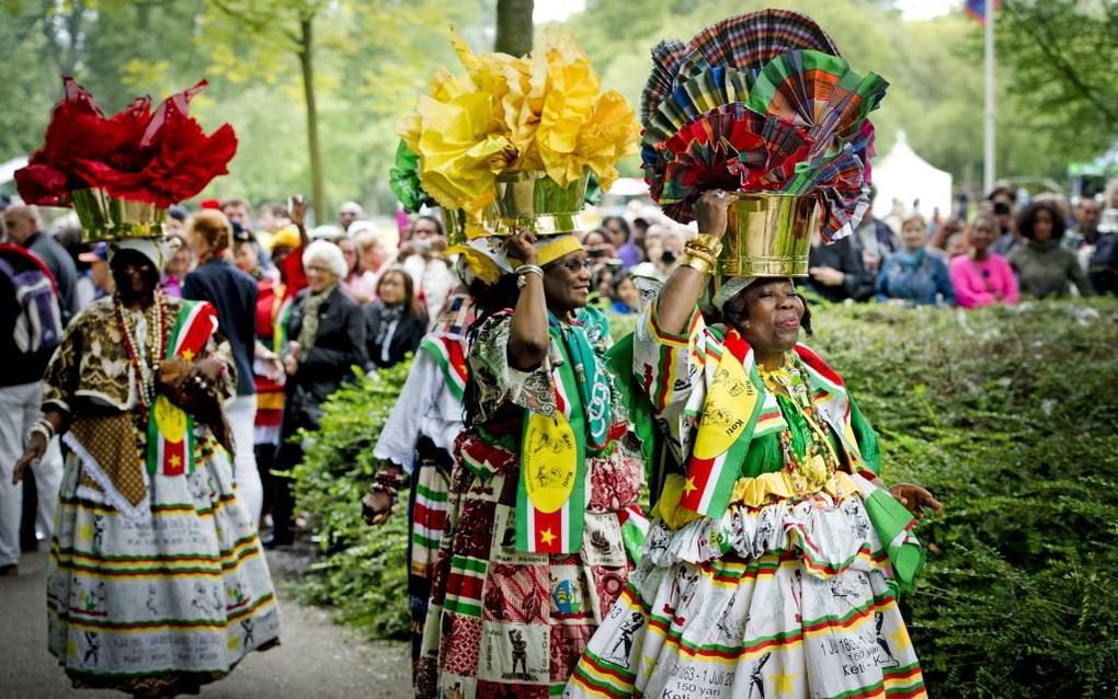 Bezoekers van de Nationale Herdenking Slavernijverleden gisteren in het Oosterpark in Amsterdam.  beeld ANP