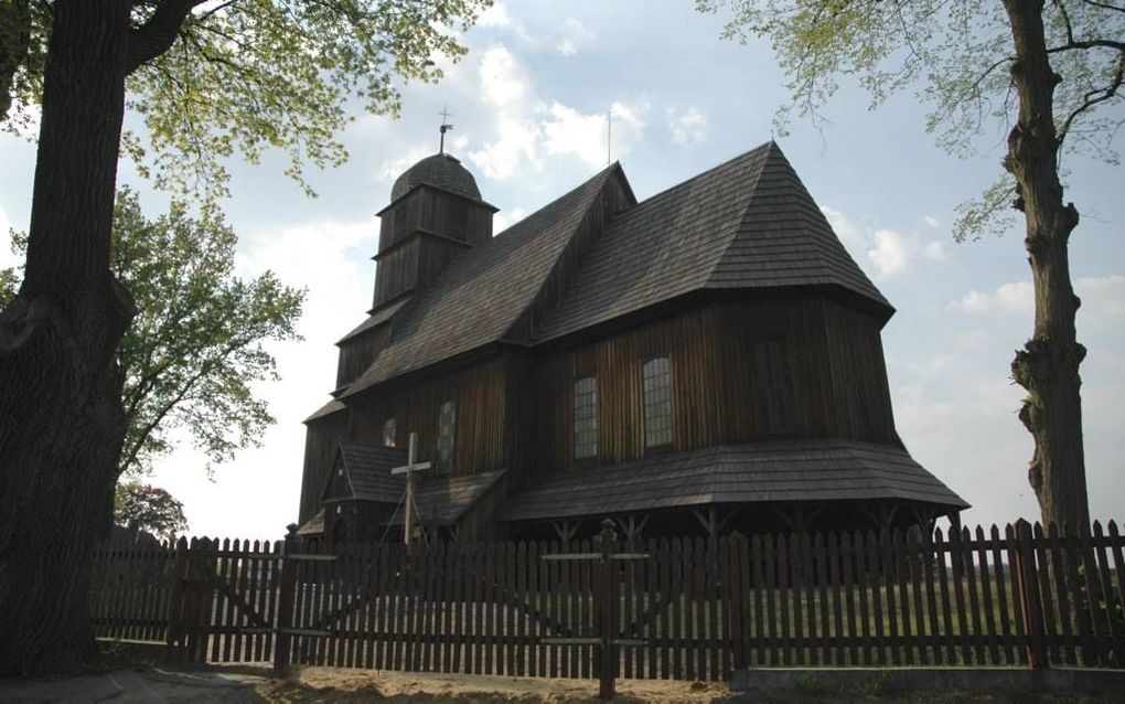 De Unesco heeft onlangs zestien houten kerken in Polen en Oekraïne erkend als Cultureel Erfgoed van de Mensheid. Op de foto de houten St.-Matthiaskerk in het Poolse Trzebicko. Beeld Wikimedia