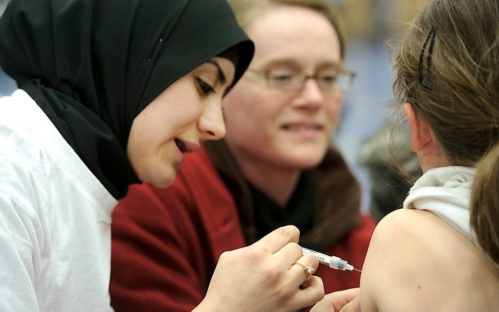 Een meisje krijgt een BMR-prik tijdens een vaccinatieactie twee jaar geleden in Amsterdam.  beeld ANP