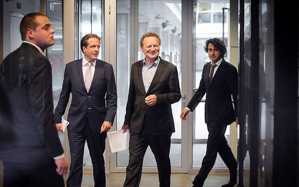 Fractievoorzitters Alexander Pechtold (D66) en Bram van Ojik (GroenLinks) komen aan op het ministerie van Financien voor overleg met leden van het kabinet. beeld ANP