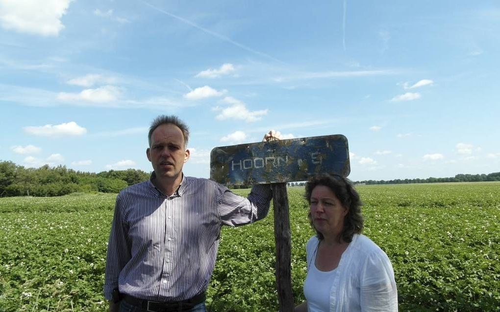 WEDDE. De Groningse gemeente Bellingwolde weigert het adres ”Hoorn 5” te erkennen. Jan Koster en Gerda Winters wonen er vanaf 2008. Als het adres niet wordt erkend wil het paar hun huis verkopen.  beeld Jan van Reenen