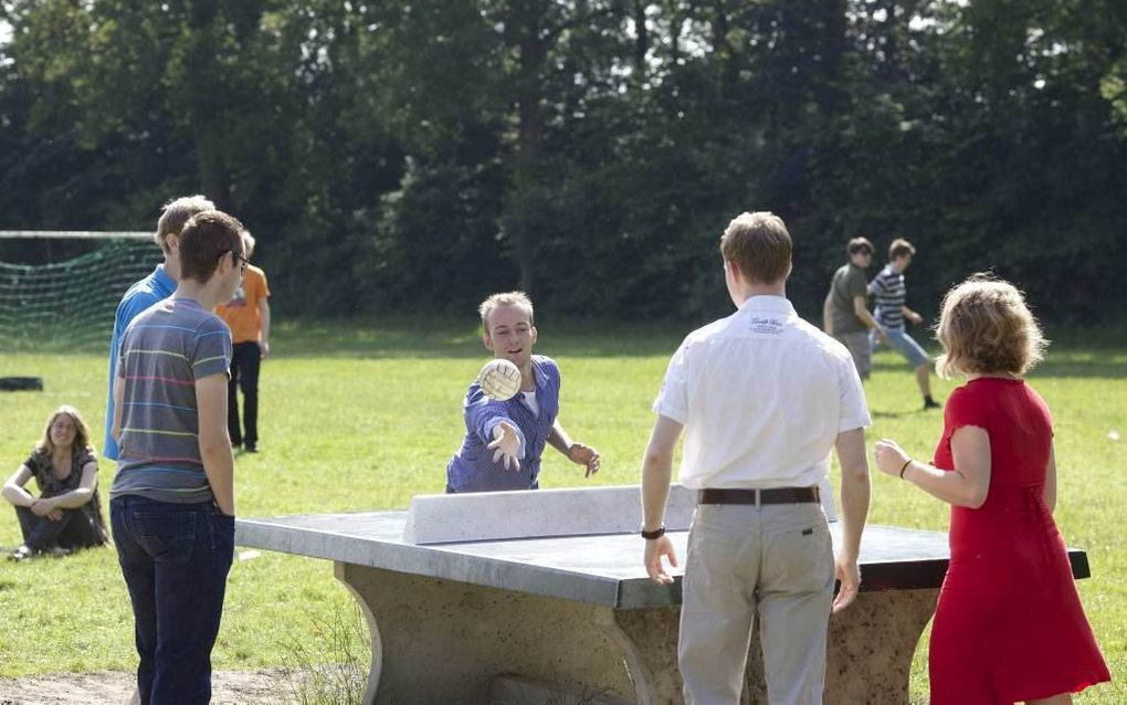 CSFR-studenten komen deze week samen in Kampeerboerderij De Kiek in het Noord-Brabantse Alphen voor de zomerconferentie 2013. Woensdag sprak dr. Marc de Vries over ”De rol van wetenschap en techniek in ons interpreteren van de wereld”. Beeld Dick Vos