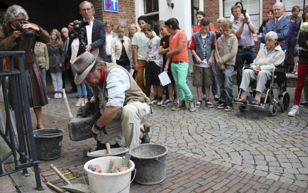 De Duitse kunstenaar Gunter Demnig plaatste donderdag Stolpersteine in de Voorstraat in Vianen. Stolpersteine zijn herdenkingsstenen voor slachtoffers van de Holocaust. Beeld Marijke Verhoef