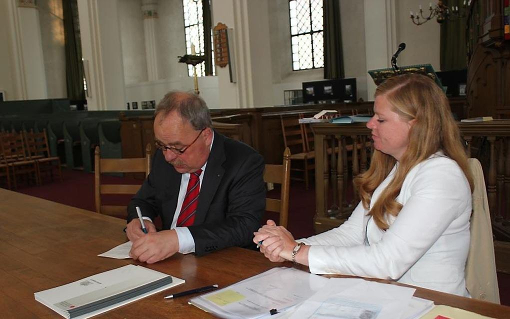 Ondertekening van de Gorinchemse kerkfusie maandagavond in de Grote Kerk in de stad. Beeld protestantse gemeente Gorinchem