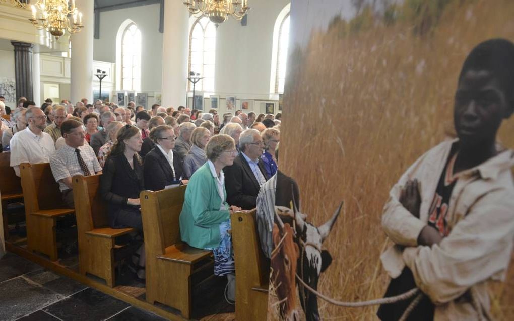 LEERDAM. In de Grote Kerk in Leerdam herdacht Woord en Daad zaterdagavond dat de hulpverleningsorganisatie veertig jaar geleden in 1973 werd opgericht.  beeld Willem Hoogteyling