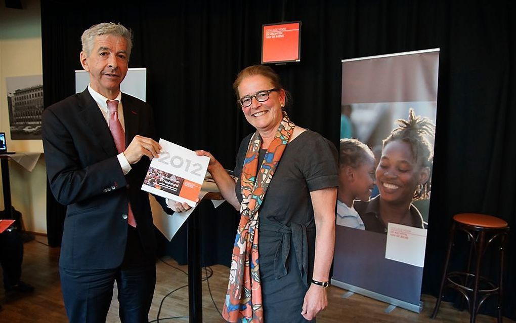 Overhandiging Rapportage Mensenrechten in Nederland 2012 aan minister Plasterk door Laurien Koster, voorzitter College voor de Rechten van de Mens. Foto ANP