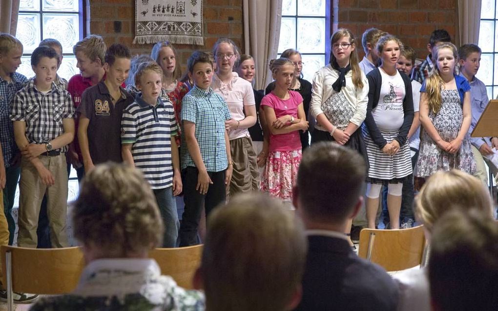 Groep 8 van de Eben-Haëzerschool in Hollandscheveld nam vorige week dinsdag afscheid van de basisschool. Foto Jacob Melissen