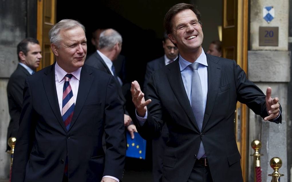 Eurocommissaris Olli Rehn (l.) met premier Rutte tijdens Rehns bezoek aan Nederland vorige maand.  beeld ANP