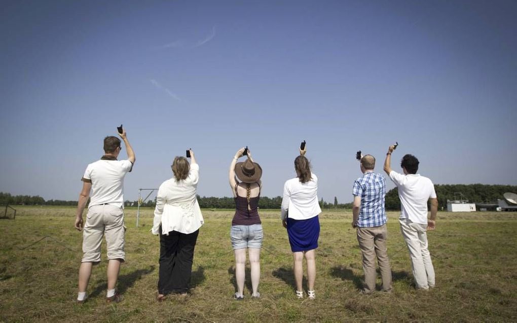 LOPIK. Duizenden Nederlanders hebben maandag op de Nationale iSPEX-dag fijnstof in de lucht gemeten. Foto ANP