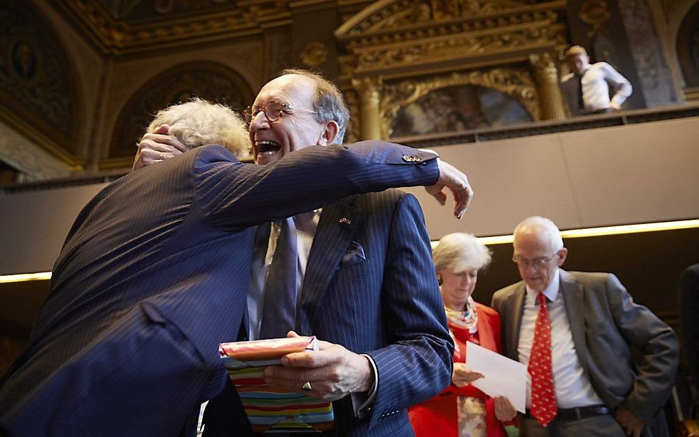 Fred de Graaf wordt bedankt tijdens zijn afscheid in de Eerste Kamer. Hij had de voorzittershamer al overgedragen aan zijn opvolgster Ankie Broekers, maar wordt alsnog officieel uitgeluid als voorzitter. beeld ANP