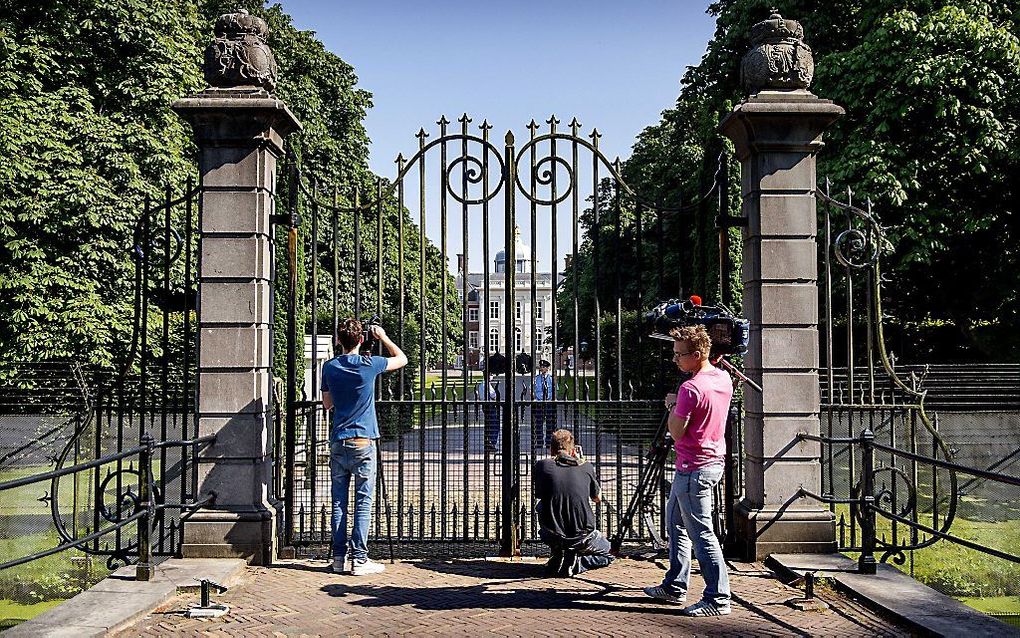 Media bij Huis ten Bosch, waar prins Friso is gearriveerd. Een medisch team onder leiding van professor Jan van Gijn en Dr. Michael Kuiper zal de prins deze zomer op het paleis verzorgen. beeld ANP