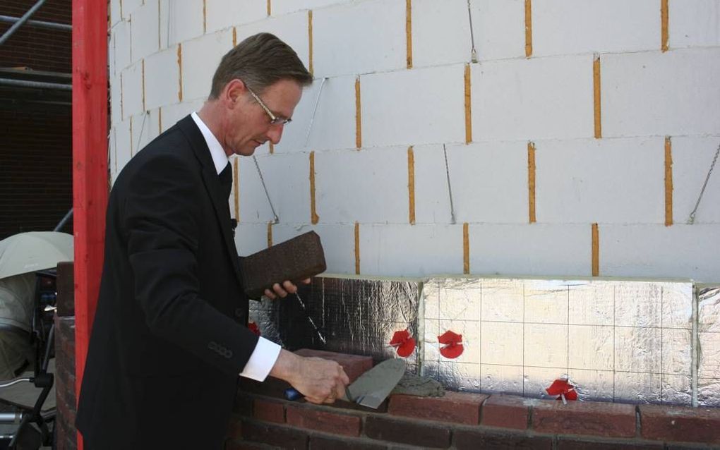 KESTEREN. De hersteld hervormde gemeente in Kesteren bouwt een nieuwe kerk. Ds. W. Nobel legde zaterdag de eerste steen. Beeld J. P. van Eck