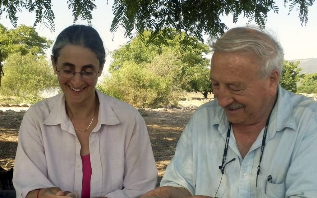 Dr. Sharon Zuckerman en prof. Amnon Ben-Tor hebben in Hazor in Opper-Galilea, in het noorden van Israël, een deel van een sfinx uit Egypte gevonden. Hoe de sfinx in Hazor is terechtgekomen, is onbekend. Beeld Alfred Muller