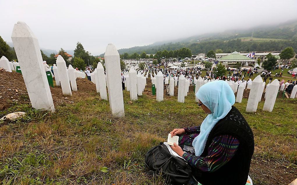 De slachtoffers hebben nu een naam, op een persoonlijk graf. Foto EPA