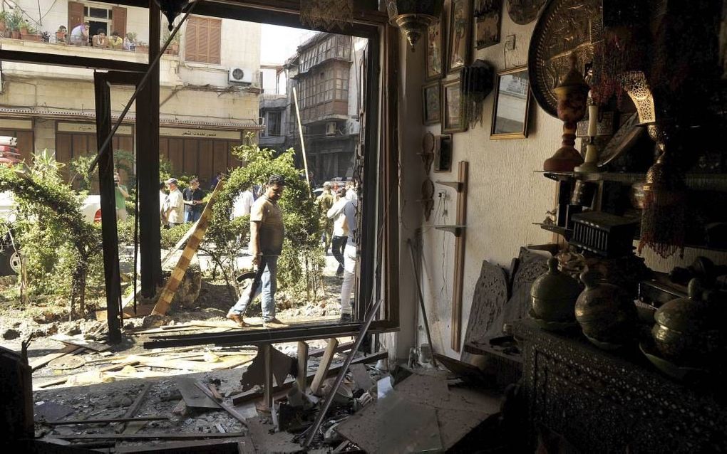 Christenen in Syrië zitten aan alle kanten klem, stelt een rapport van Open Doors Internationaal. Foto: Een aanslag in de buurt van een Grieks-orthodoxe kerk in Damascus zorgde voor veel schade. beeld EPA