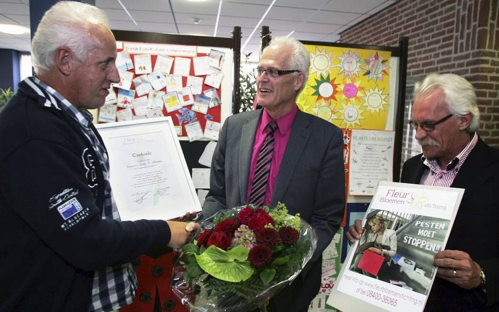 Bestuursleden en de ambassadeur noord van de Fleur Bloemen Stichting (v.l.n.r.): Kiel, burgemeester Alssema en Van Veen. Beeld Eelco Kuiken