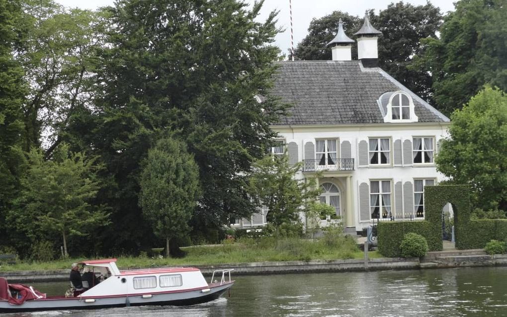 Langs de Vecht bij Loenen aan de Vecht staan veel buitenplaatsen.  beeld RD