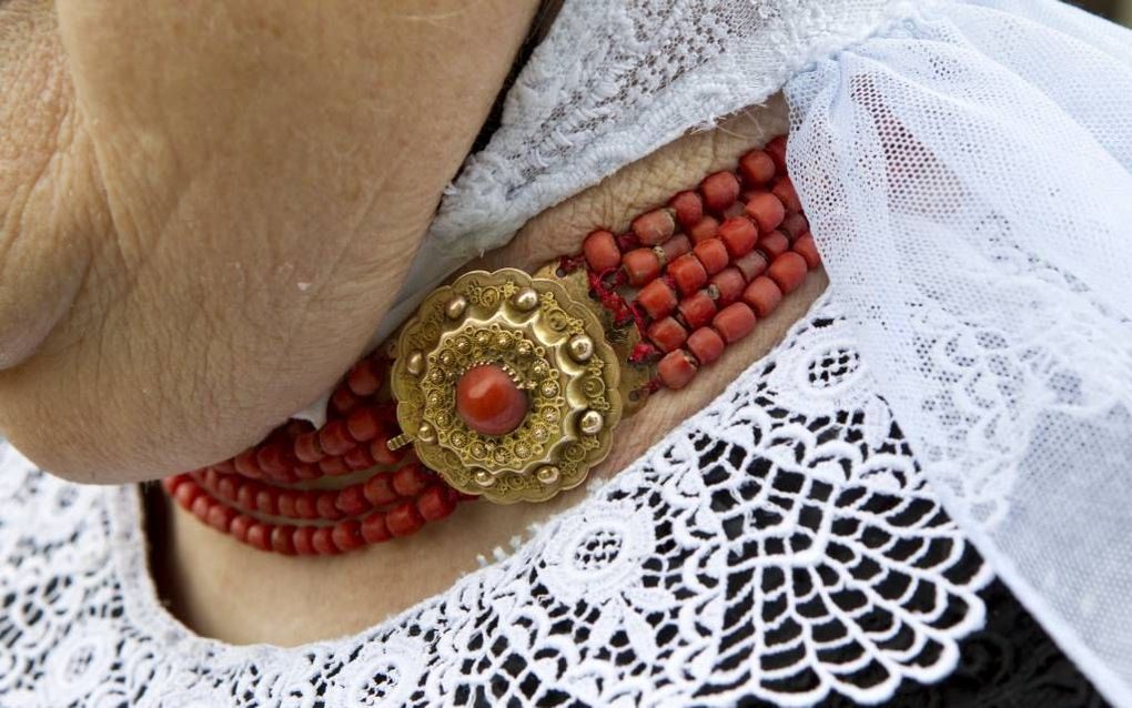 Ketting van bloedkoralen met grote knop. Mevrouw Bovendorp spaarde die met rijksdaalders bij elkaar. beeld RD, Anton Dommerholt