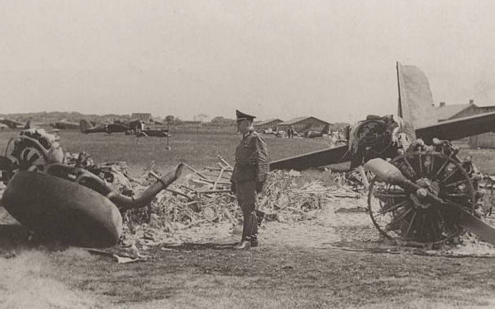 Een Duitse militair bekijkt in de meidagen van 1940 de resten van vliegtuigen op luchthaven Ockenburgh in Den Haag. beeld denhaagfm.nl