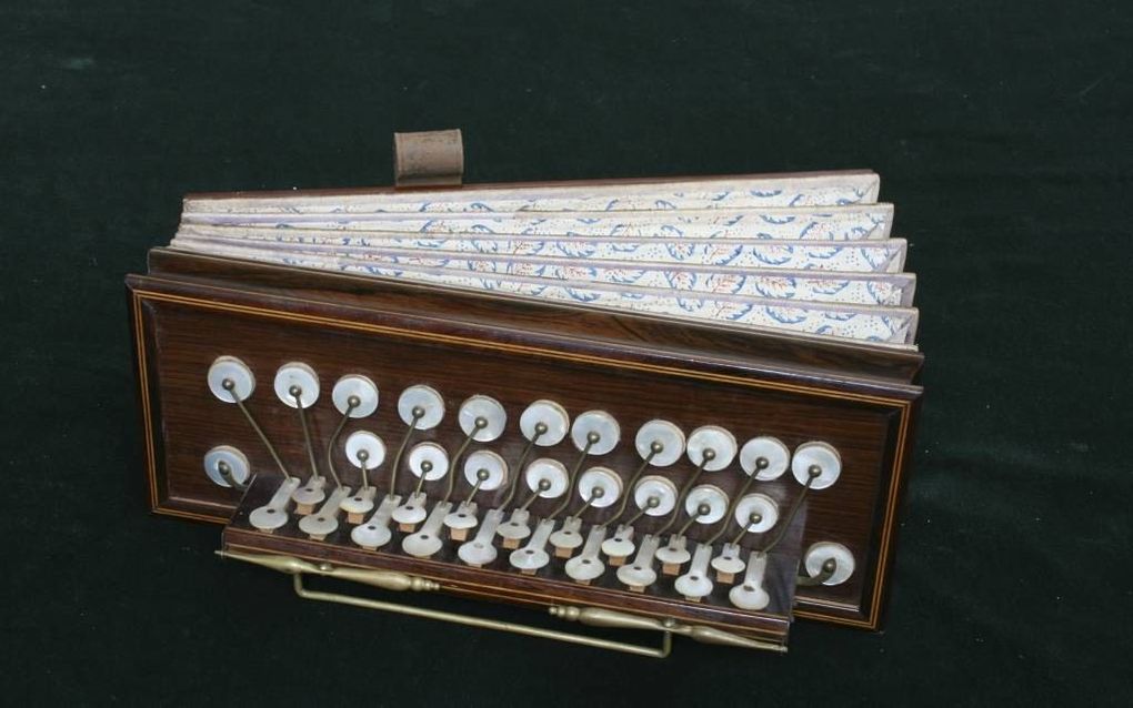 Een houten trekharmonica van rond 1700. In de lutherse kerk in Delft, destijds aan de Verwersdijk, werd dit instrument gebruikt om de samenzang mee te begeleiden. De gemeente kreeg pas in 1765 een orgel. Beeld Museum Het Prinsenhof