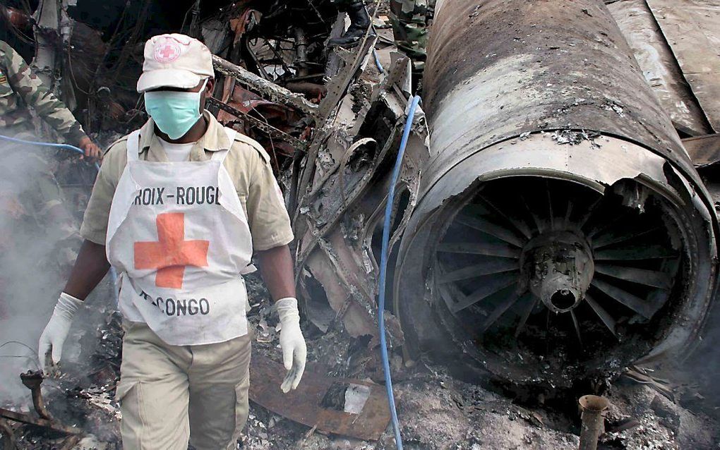 Een medewerker van het Rode Kruis in Congo, eerder deze maand. Foto EPA