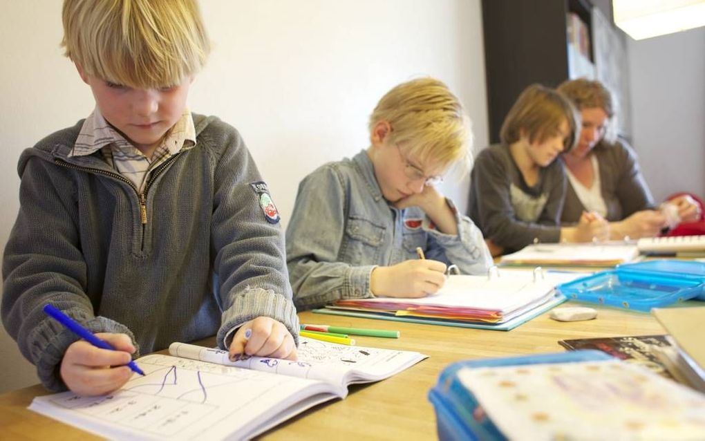 In Nederland zijn zo’n 200 gezinnen die hun kinderen zelf onderwijs geven. Het gezin op de foto is niet het gezin Bijkerk. Beeld Sjaak Verboom