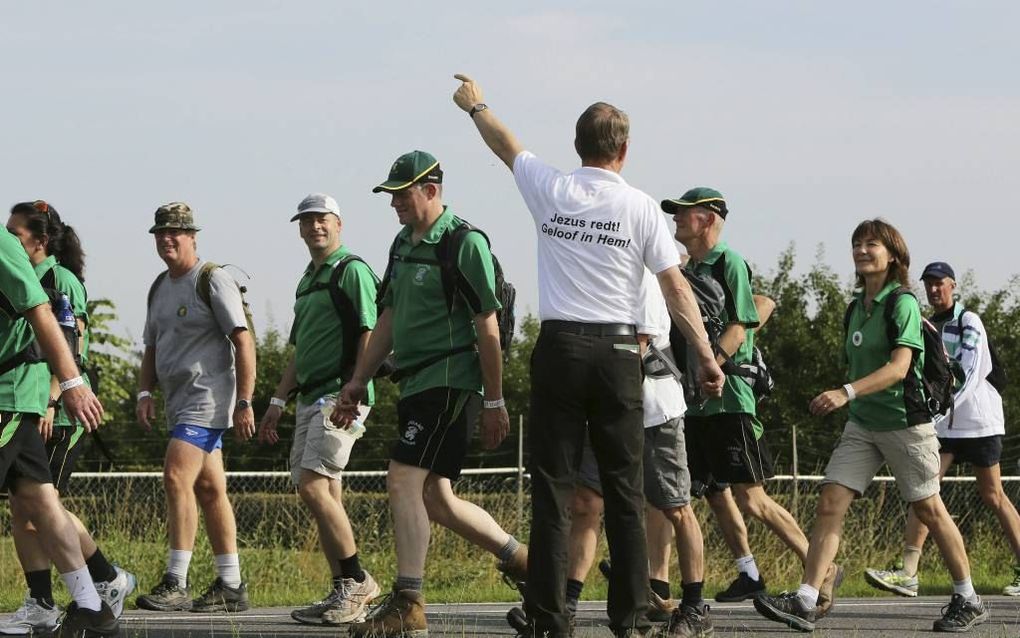 De hervormde predikant van Valburg, ds. B. van Leeuwen, verkondigde deelnemers van de Nijmeegse vierdaagse dinsdag het Evangelie. beeld Vidiphoto